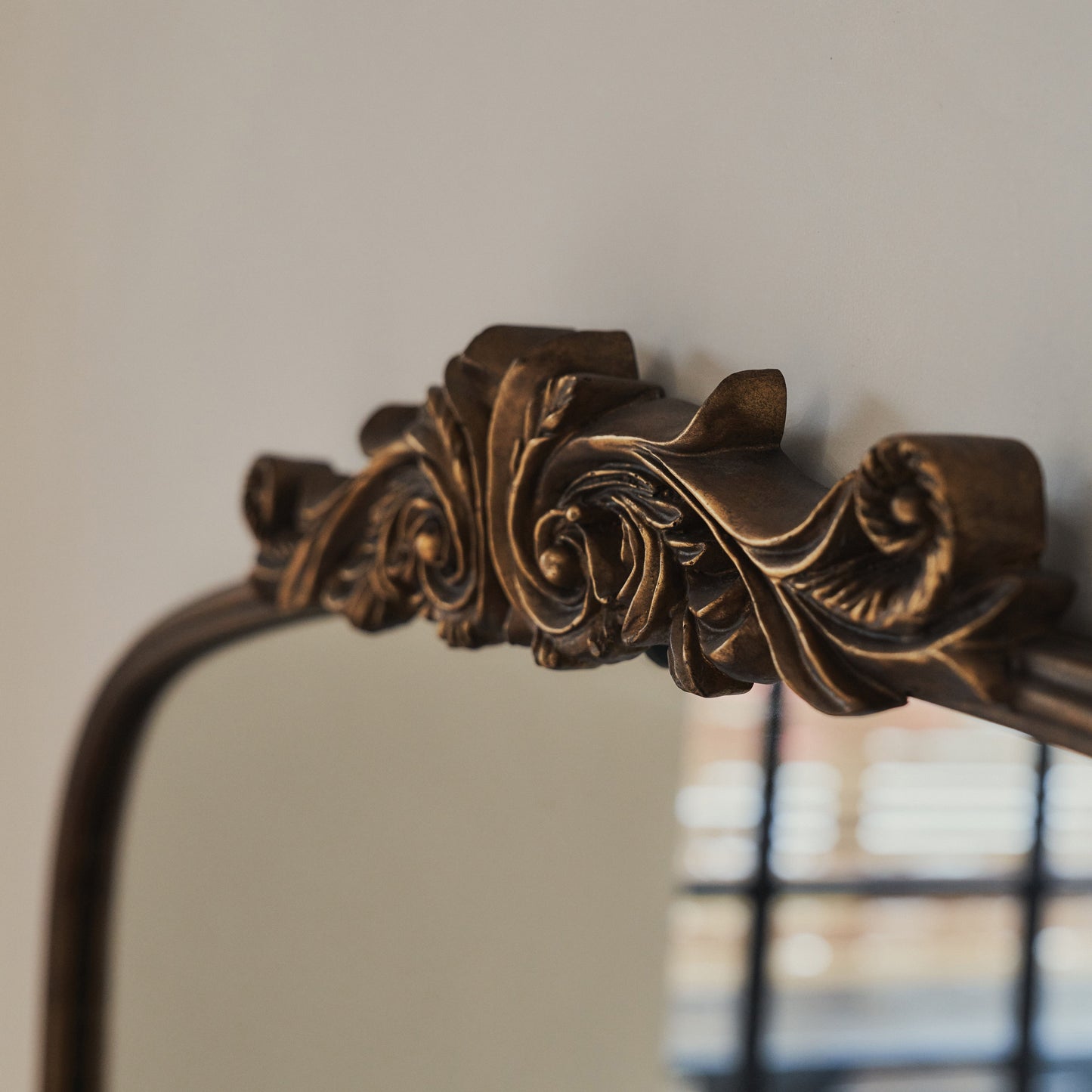 Miroir de Cheminée Arqué Amelia - Finition Or Antique Luxueux - 100 x 87 cm