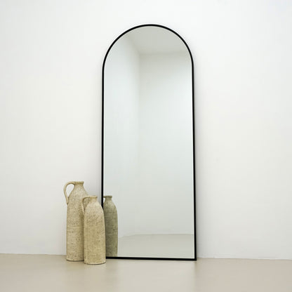 Miroir Arqué Pleine Longueur avec Cadre en Métal Minimaliste - 160 cm x 60 cm
